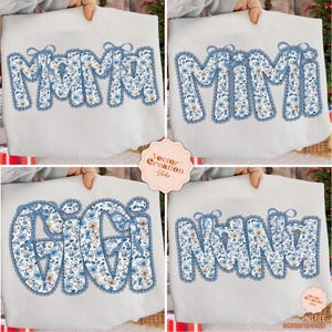 Puede incluir: Cuatro bolsas de mano blancas con texto floral que deletrean "Mama", "Mimi", "Gigi" y "Nana". El texto es azul con un estampado floral y un ribete de encaje. Cada bolsa tiene un lazo azul.