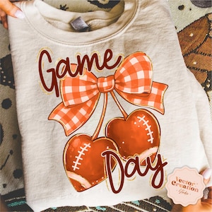 Football Spiel Tag Png, Preppy Fußball Png Bundle, Herbst Fußball Png, Touchdown Png, Touchdown Saison Png, Girly Coquette Fußball Png Shirt