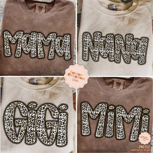 Puede incluir: Cuatro camisetas en varios colores neutros, cada una con un nombre diferente en un diseño de estampado de leopardo con un ribete de encaje negro. Los nombres son "Mama", "Nana", "Gigi" y "Mimi".