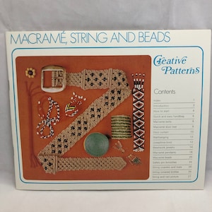 Pode incluir: Uma capa de livro com o título "Macramé, cordão e contas" e uma imagem colorida de projetos de macramé e contas. O livro faz parte da série "Creative Patterns".