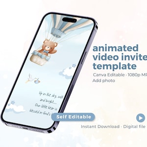 Puede incluir: Un smartphone muestra una plantilla de invitación para baby shower. El diseño presenta un osito de peluche en un globo aerostático, una cigüeña y el texto "Up in the sky soft and bright... Our little bear is blessed in God's". El teléfono está sobre un fondo blanco.