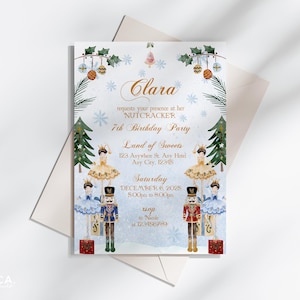 Può includere: Un invito per una festa di compleanno a tema Schiaccianoci con un design ad acquerello. L'invito presenta il nome "Clara" in una scrittura elegante, insieme ai dettagli per la festa del 7° compleanno, tra cui data, ora e luogo. Il design include illustrazioni di ballerine, schiaccianoci e decorazioni festive.