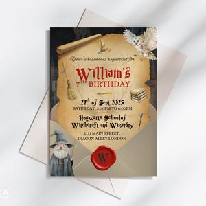 Può includere: Un invito di compleanno con uno sfondo in stile pergamena, con il testo "William's 7th Birthday". Il design include illustrazioni di un mago, un gufo e altri elementi magici. L'invito è all'interno di una busta colorata.