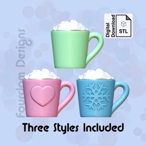 K&ouml;nnte beinhalten: Drei 3D-druckbare Designs f&uuml;r eine hei&szlig;e Schokoladen Tasse. Die Tassen sind in Gr&uuml;n, Rosa und Blau mit wei&szlig;er Schlagsahne oben. Die rosa Tasse hat ein Herzdesign, die blaue Tasse hat ein Schneeflockendesign und die gr&uuml;ne Tasse ist schlicht.