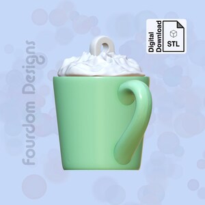 K&ouml;nnte beinhalten: Ein 3D-druckbares Modell einer gr&uuml;nen Tasse mit einem wei&szlig;en Schlagsahne-Topping. Die Tasse hat einen Henkel und eine kleine Schlaufe oben zum Aufh&auml;ngen. Das Modell ist als STL-Datei zum digitalen Download verf&uuml;gbar.