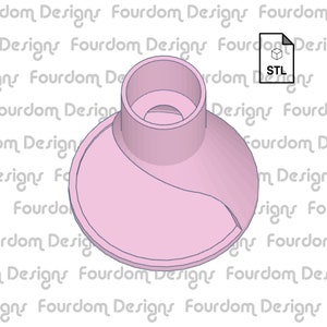 Pu&ograve; includere: Una base in plastica rosa stampata in 3D con una parte superiore cilindrica e una fessura aperta curva. La base &egrave; progettata per contenere un piccolo oggetto, come un telefono o un tablet.