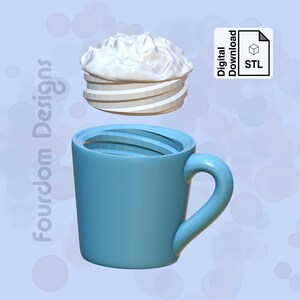 K&ouml;nnte beinhalten: Eine 3D-druckbare STL-Datei f&uuml;r eine blaue Kaffeetasse mit einem wei&szlig;en Schlagsahne-Deckel. Der Deckel ist so konzipiert, dass er perfekt auf die Tasse passt.