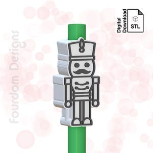 Puede incluir: Un diseño de cascanueces blanco y gris impreso en 3D con una base cilíndrica verde. El cascanueces tiene un contorno negro y un bigote. La imagen incluye el texto "Descarga digital" y "STL".