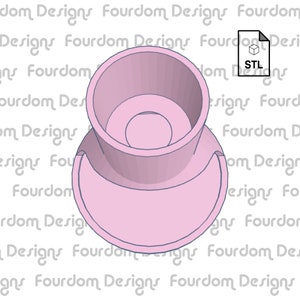 Pu&ograve; includere: Un porta bicchieri in plastica rosa stampato in 3D con una base arrotondata e un bordo rialzato. Il porta bicchieri ha un'apertura circolare nella parte superiore e un'apertura circolare pi&ugrave; piccola nella base. Il porta bicchieri &egrave; progettato per contenere una tazza o un bicchiere.