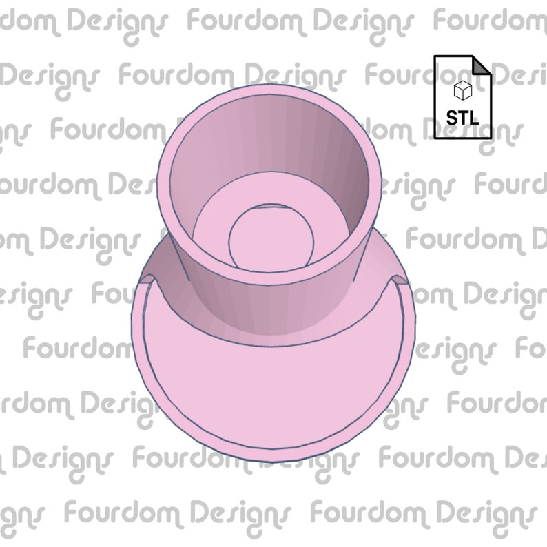 Pu&ograve; includere: Un porta bicchieri in plastica rosa stampato in 3D con una base arrotondata e un bordo rialzato. Il porta bicchieri ha un'apertura circolare nella parte superiore e un'apertura circolare pi&ugrave; piccola nella base. Il porta bicchieri &egrave; progettato per contenere una tazza o un bicchiere.