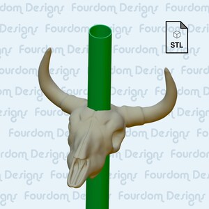 K&ouml;nnte beinhalten: Ein 3D-gedruckter Bullensch&auml;del mit H&ouml;rnern in hellbeige ist an einem gr&uuml;nen zylindrischen Rohr befestigt. Der Sch&auml;del ist nach vorne gerichtet, mit offenem Maul. Das Bild ist mit dem Dateityp "STL" gekennzeichnet.