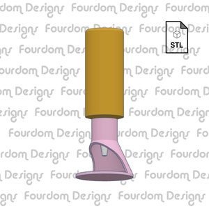 Pu&ograve; includere: Un modello stampato in 3D di un tappo per bottiglia con una parte superiore dorata e una base rosa. La base ha un piccolo foro al centro e un fondo largo e piatto. Il modello &egrave; disponibile come file STL.