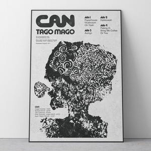 Może przedstawiać: Czarno-biały oprawiony plakat albumu "Tago Mago" zespołu CAN. Plakat zawiera nazwę zespołu i tytuł albumu, a także stylizowaną grafikę mózgu. Tytuły piosenek są wymienione po prawej stronie.