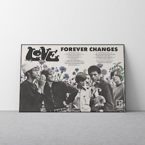 Puede incluir: Póster enmarcado en negro con la banda Love y el título del álbum "Forever Changes". El póster tiene una estética vintage con una foto en blanco y negro de los miembros de la banda. Elementos florales y botánicos rodean a los miembros de la banda.