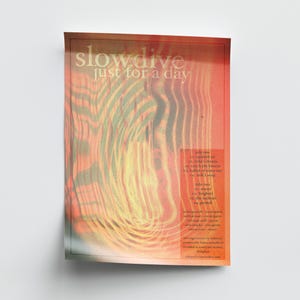Może przedstawiać: Plakat "slowdive just for a day" z żywym, abstrakcyjnym wzorem w odcieniach pomarańczy, ż&oacute;łci i zieleni. Tekst "slowdive" jest w unikalnej czcionce. Plakat zawiera listę utwor&oacute;w.