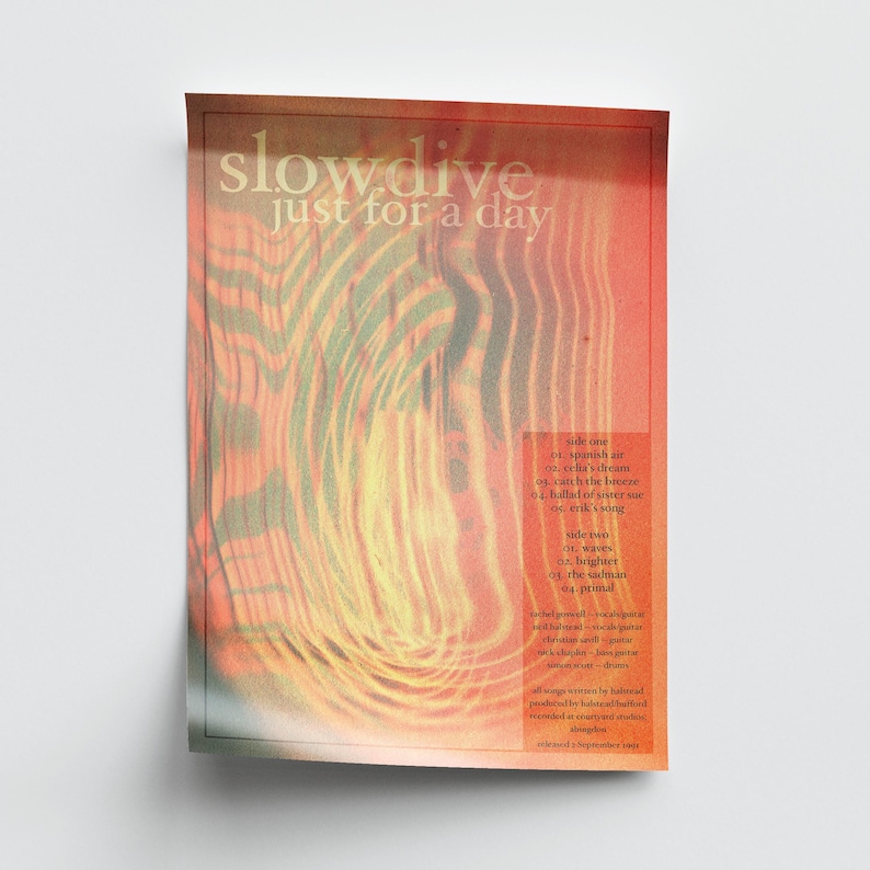 Może przedstawiać: Plakat "slowdive just for a day" z żywym, abstrakcyjnym wzorem w odcieniach pomarańczy, ż&oacute;łci i zieleni. Tekst "slowdive" jest w unikalnej czcionce. Plakat zawiera listę utwor&oacute;w.