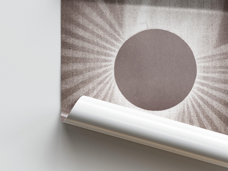 Puede incluir: Impresi&oacute;n enrollada con un c&iacute;rculo gris central y l&iacute;neas radiales, creando un efecto de sol. La impresi&oacute;n tiene un aspecto texturizado, principalmente gris y blanco. El borde de la impresi&oacute;n es visible, con un borde blanco enrollado.