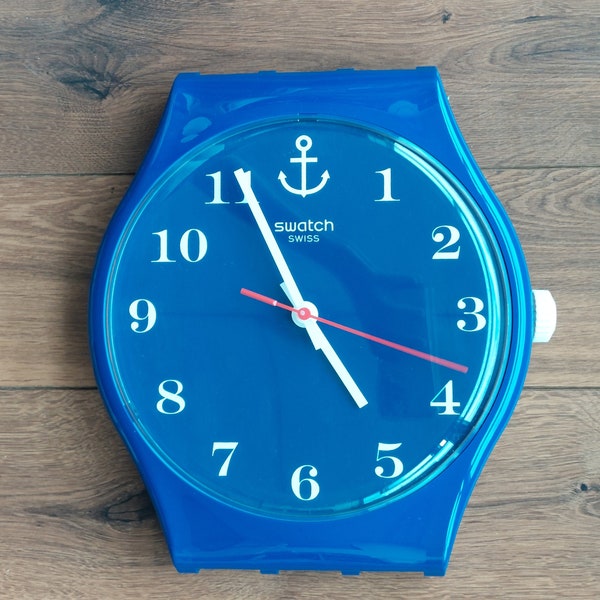 SWATCH MAXI MGN247 « Anchor Baby » Thème marin bleu marine | Grande horloge murale de 2 m de long | art mural | décoration murale