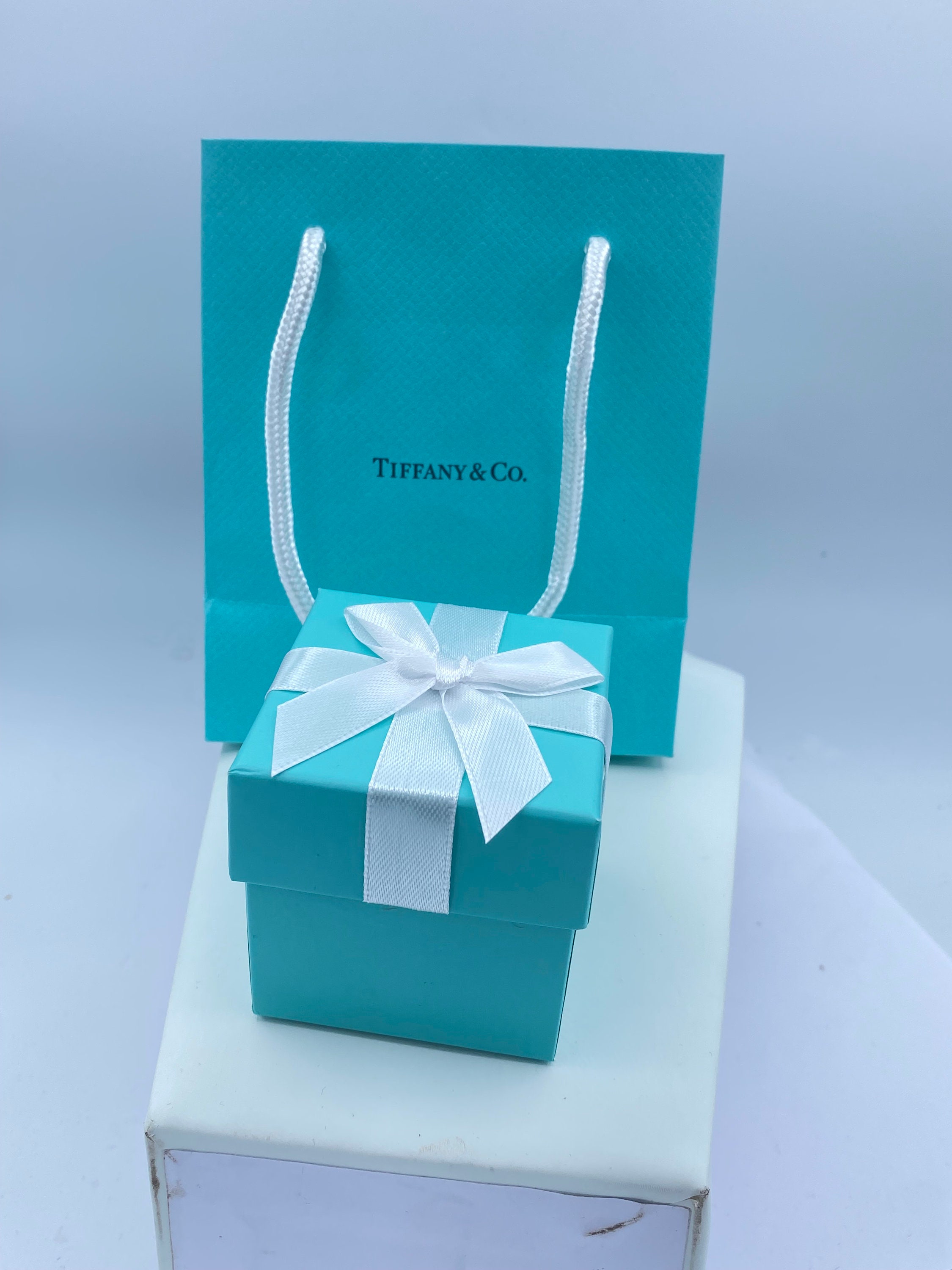 Tiffany Blue And Gift Bags With Bows And Flowers - Perfect For Engagement,  Bridal, Girlfriend, Birthday, And Single Party Gifts - Made Of Thick  Cardboard - Available In Multiple Sizes - Temu