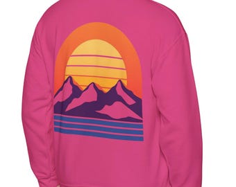 Pinkes Sweatshirt mit Sonnenuntergang im Retro Stil, Unisex Pullover, Casual Summer Wear, Outdoor Adventure Shirt, Bergwandern, Strand Pulli