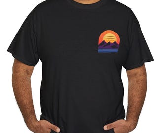 Unisex Retro T-Shirt mit Sonnenuntergang & Bergmotiv | Front und Backprint | Sommer Shirt für Naturfreunde, Outdoor Fans, schwarzes T-Shirt