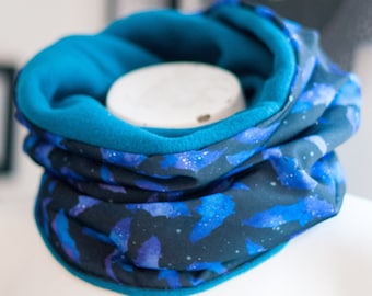 Loop Schal außen Regen abweisend, innen warmer Fleece mit Lila Fledermaus Muster in Batik Optik blauer Fleece