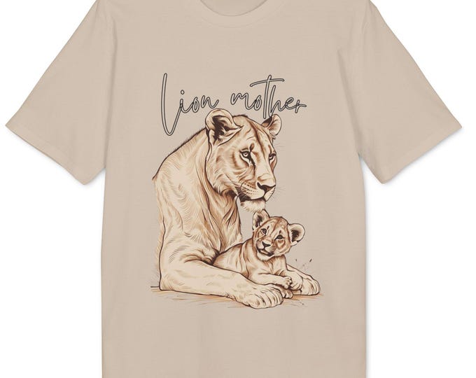 Lion Mother Sand T-shirt, Unisex Creator 2.0 Tee, Wildlife Graphic Shirt, Organic Cotton Top, Nature Lover Gift, Löwen Mutter Shirt für Mama