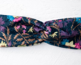 Zartes Blumen Muster auf schwarzem Hintergrund Stirnband für den Herbst, Winter Minky Samt, Ohren wärmer Haarband Blumenwiese Blüten gothic