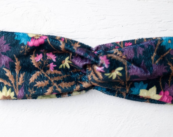 Zartes Blumen Muster auf schwarzem Hintergrund Stirnband für den Herbst, Winter Minky Samt, Ohren wärmer Haarband Blumenwiese Blüten gothic