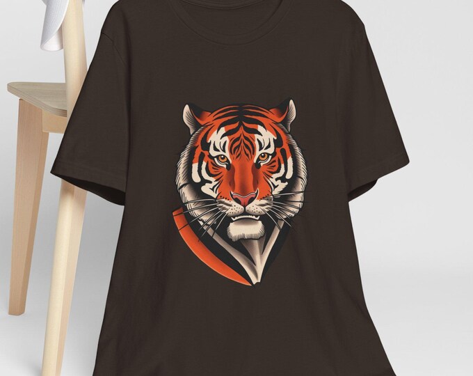 Mutiger Tiger Graphic Tee, Tierliebhaber T-Shirt, einzigartiges Geschenk für ihn oder sie, starker Tiger chinesisches Sternzeichen, Unisex