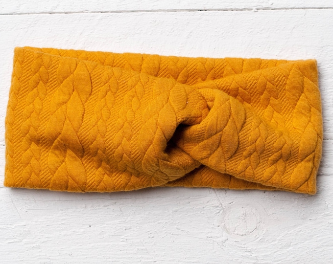 Stirnband mit Zopfmuster in Senfgelb Uni Farben, für den Herbst und Winter, weich warm und mit strukturiertem Material, dehnbar und strechig