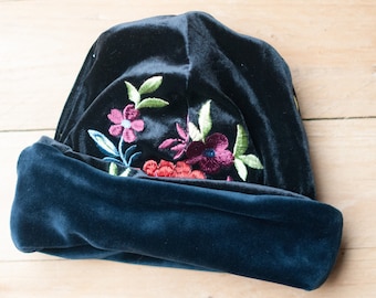 Beanie Mütze aus Samt mit Blumen Stickerei - schwarzer Samt und bunte Blümchen warm und zum krempeln blaues Futter