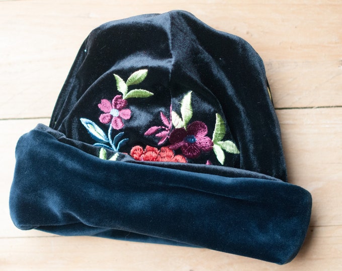 Beanie Mütze aus Samt mit Blumen Stickerei - schwarzer Samt und bunte Blümchen warm und zum krempeln blaues Futter