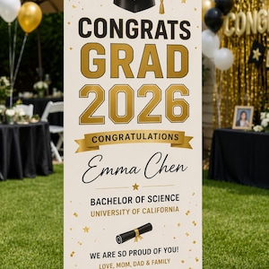 Peut inclure: Une bannière de remise de diplôme verticale sur fond crème, avec une toque noire, des confettis dorés et le texte CONGRATS GRAD 2026, Emma Chen, Bachelor of Science, University of California, et We are so proud of you! Love, Mom, Dad & Family.
