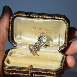 Spilla a forma di cavallo in argento sterling e marcasite, stile vittoriano revival del 1990, con occhio di rubino. Completa di punzoni. Prodotta in Irlanda.