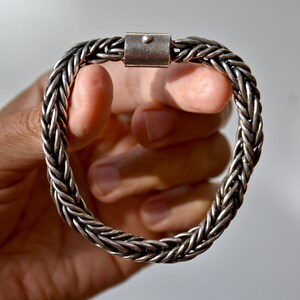 1980er/1990er Unisex, Sterling Silber, dickes, rundes Seil Twist Armband mit Fassschiebeverschluss. 42g. Schwer. Minimalistisches Maskulin. Gestempelt 925