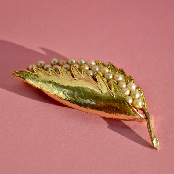 1960s Goldtone, three-dimensional leaf brooch wit… - image 3