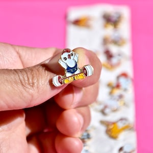 Tu elección - 2 insignias - Insignias esmaltadas de gallinas deportivas y extrañas de los años 80 (carta de 14). Dos insignias por 8 euros, ENVÍO GRATIS. Kitsch.