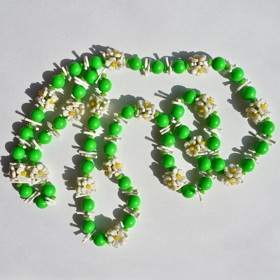 1960s Mod molded plastic flower necklace in white, gr… Gem