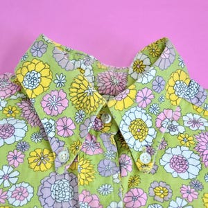 Avokadogrön bomullssparkdräkt med senap-, lavendel-, ros- och vita blommor från 1960-talet. XSmall.