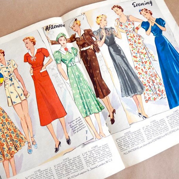 1937 Magazine de couture « Portfolio of Fashions » avec 3 modèles de robe coupés en usine. ORIGINAL (pas de reproduction). Avant-guerre. Vêtements de travail. Robes.