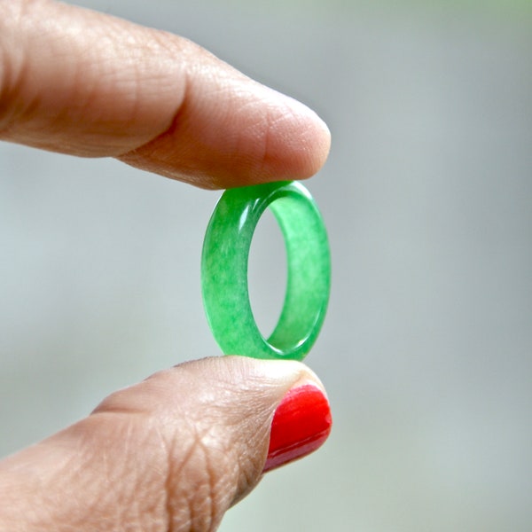Vintage dyed nephrite or jade Minimalist domed band ring. Medium. US size 5.5. Green. Plain, simple, sleek. Luck. Health. Stone.