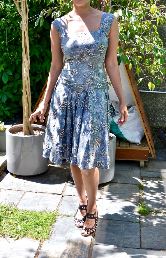 1950s grey-blue silk dress with a floral print in… - image 2