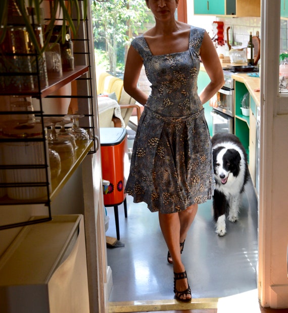 1950s grey-blue silk dress with a floral print in… - image 1