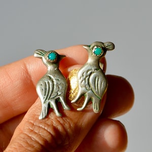 Antika/vintage örhängen i sterlingsilver, tillverkade av vaktel och indianer med turkosa ögon. Navajo. Zuni.