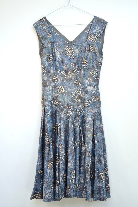 1950s grey-blue silk dress with a floral print in… - image 5