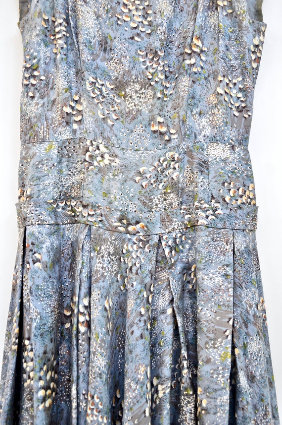 1950s grey-blue silk dress with a floral print in… - image 7