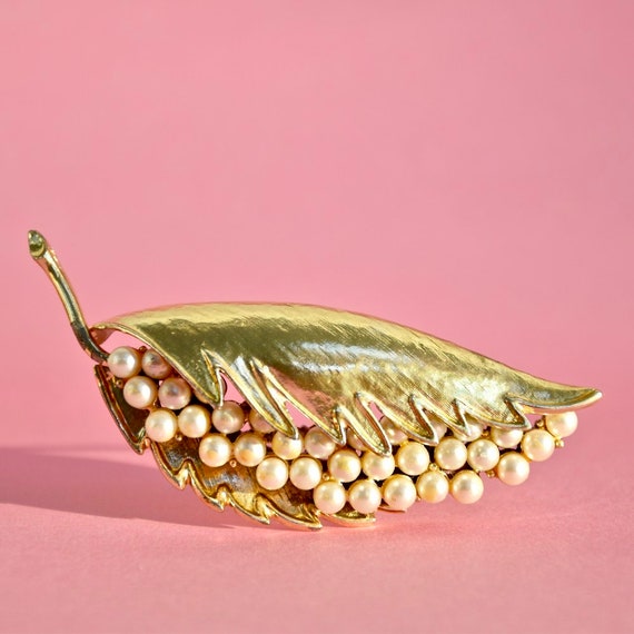 1960s Goldtone, three-dimensional leaf brooch wit… - image 1