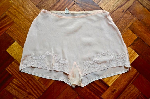 1930s peach-pink rayon tap pants. Medium.