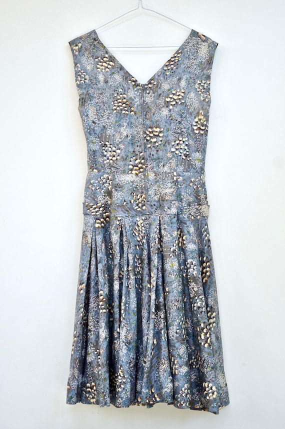 1950s grey-blue silk dress with a floral print in… - image 8